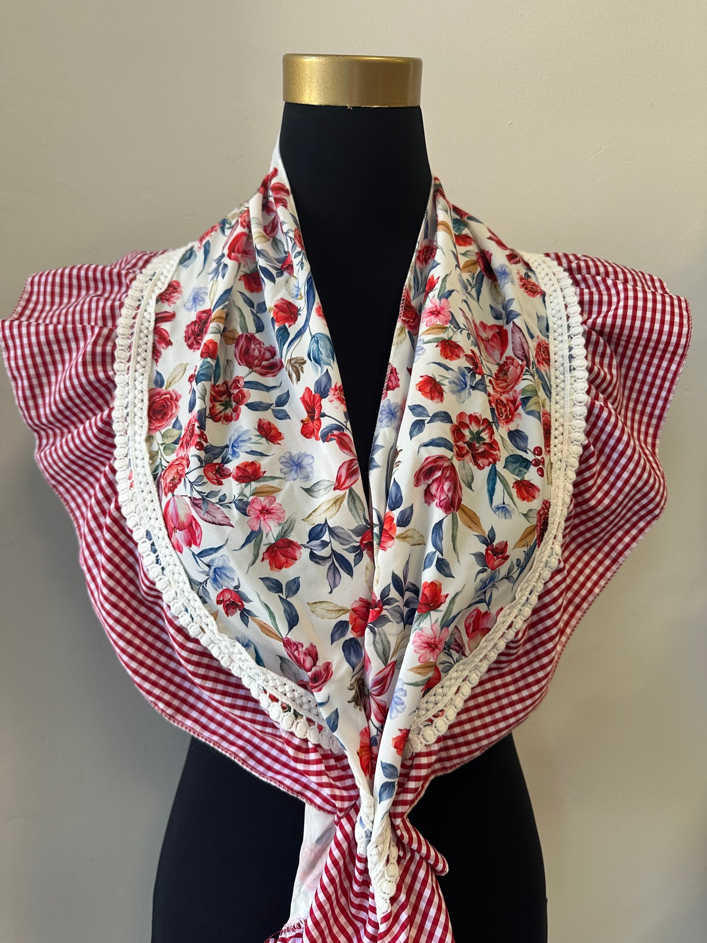 Piquillo con estampado floral y cuadros
