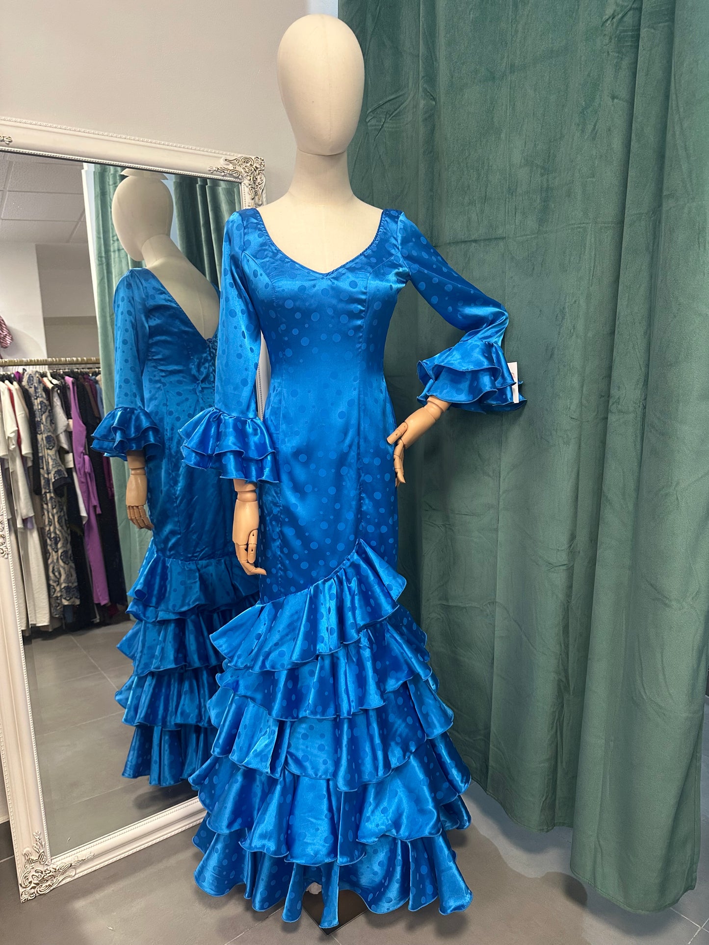 Traje Modelo Lolita satinado