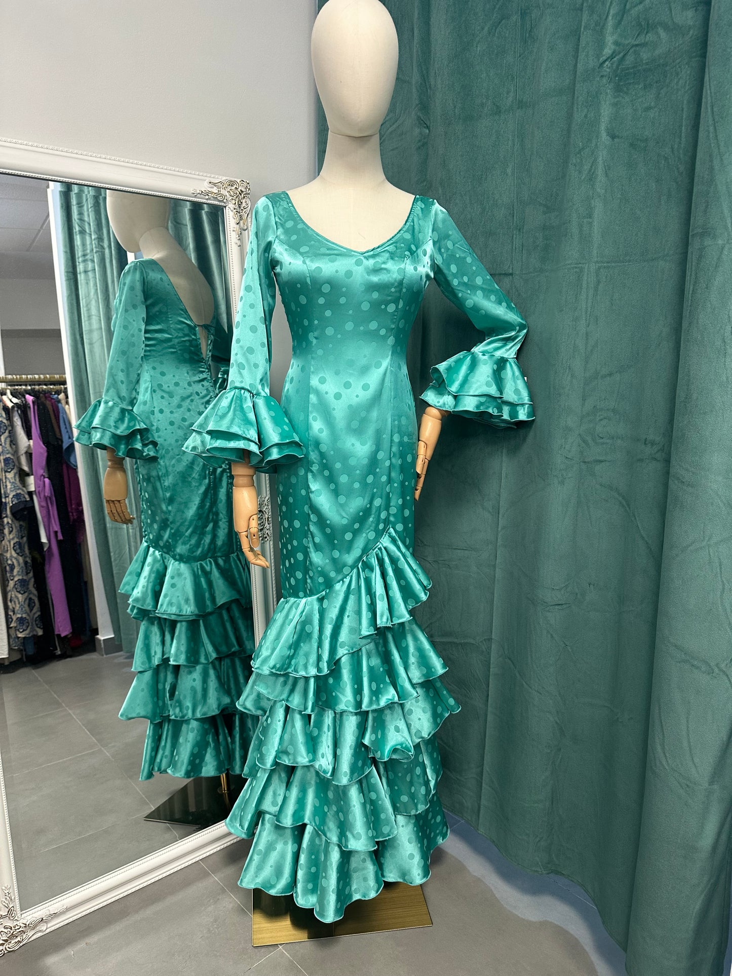 Traje Modelo Lolita satinado