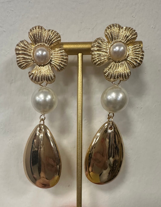 Pendiente dorado de flor