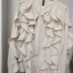BLUSA CON VOLANTES MOD CHORRERA